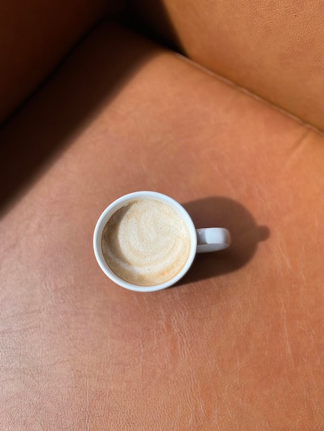 tasse de café chaud sur la table