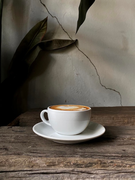 tasse de café chaud sur la table