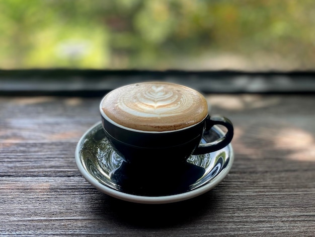 tasse de café chaud sur la table