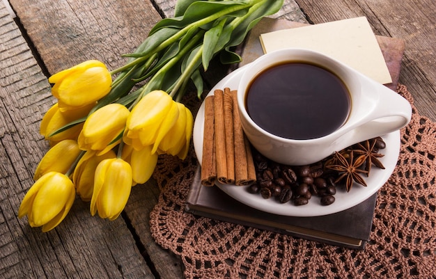 Tasse de café chaud et tulipes jaunes