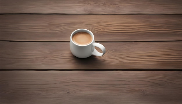 Une tasse de café chaude et des grains de café roulant sur la table en bois