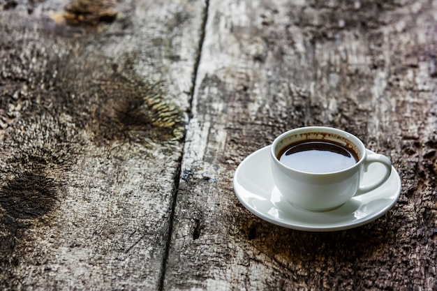 Tasse de café chaude sur une table en bois. Café dans une tasse blanche