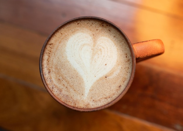 Tasse de café ou de chocolat chaud sur le fond en bois du café