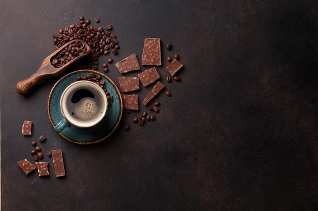 Tasse à café et chocolat sur la vieille table de cuisine