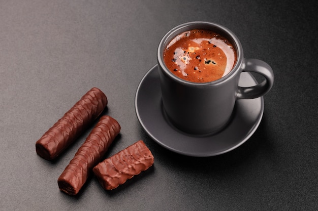 Tasse de café et chocolats sur un tableau noir