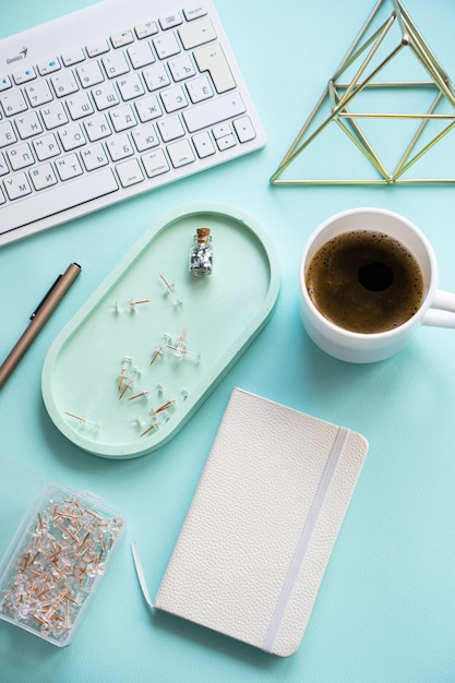 Tasse de café et clavier d'ordinateur sur le dessus de la table