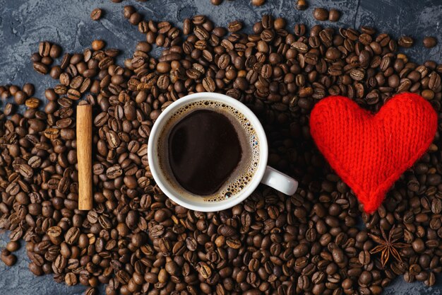 Tasse à café avec un coeur et des grains de café