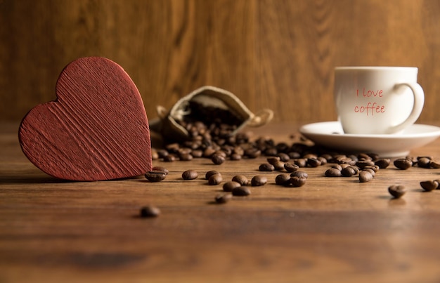 Tasse de café coeur rouge et grains de café