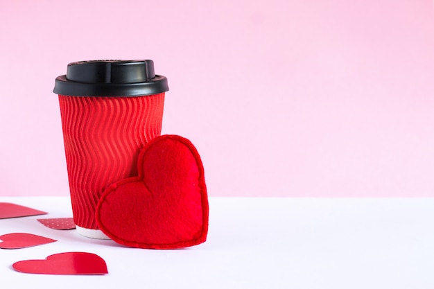 Tasse de café et coeur rouge