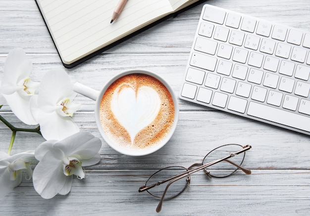 Une tasse de café avec coeur sur une table