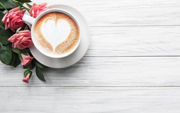 Une tasse de café avec un cœur.