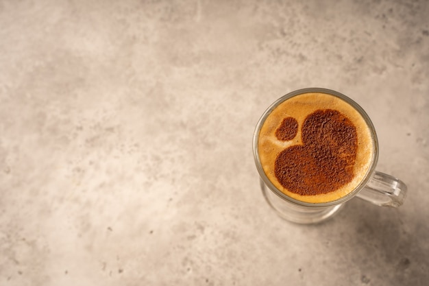 Tasse de café avec des coeurs peints dessus. Latte macchiato.