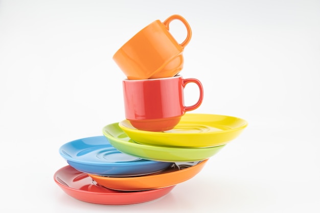 Tasse à café colorée sur fond de papier coloré Beaucoup de tasses pour café et thé dans un café Concept de fond de nourriture et de boisson