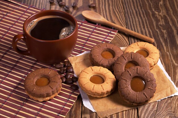 Tasse de café avec des cookies sur table en bois