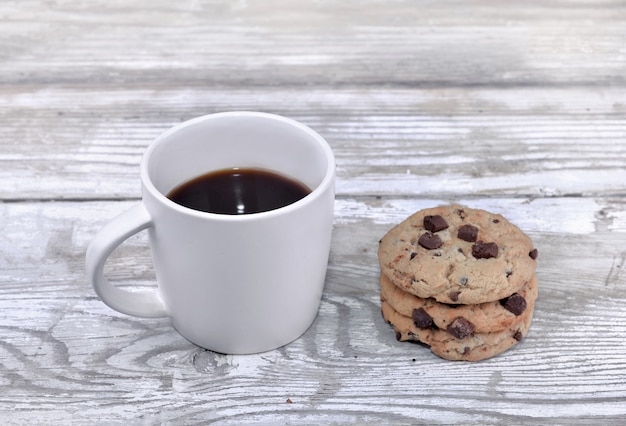 Tasse de café avec des cookies sur un tableau blanc