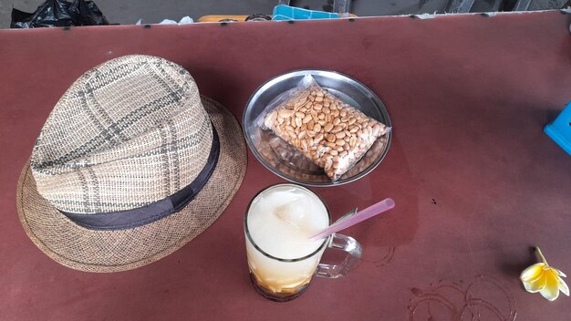 Une tasse de café à côté d'une tasse de café.