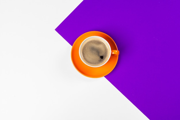 Tasse à café de couleur vive sur une vue de dessus de table