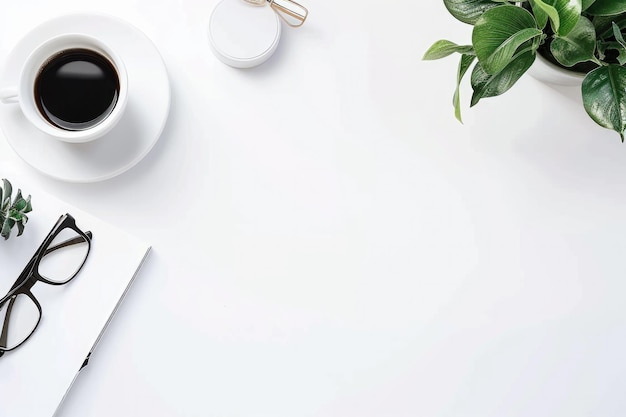 une tasse de café et un couteau sur une table