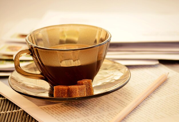 Une tasse de café un crayon et une correspondance papier