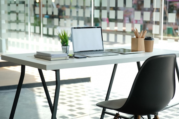 Tasse de café crayon tablette ordinateur sur le bureau.