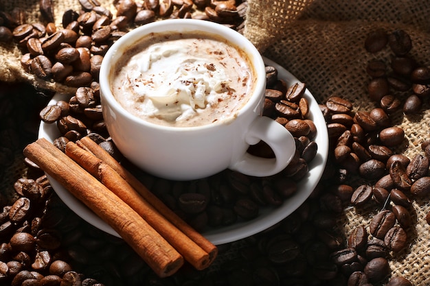 Tasse de café à la crème et à la cannelle