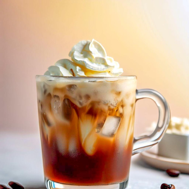 une tasse de café avec crème fouettée et sauce au chocolat