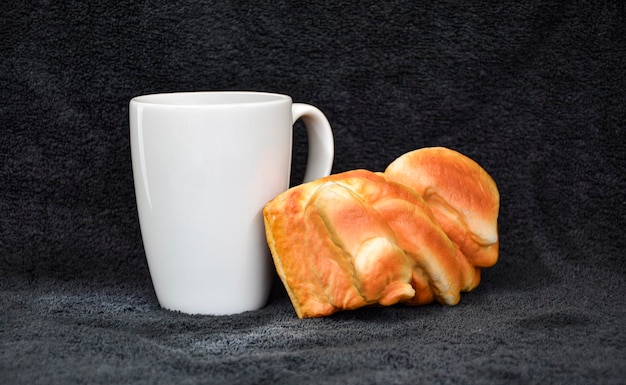 Tasse de café et croissant avec fond de texture de serviette noire