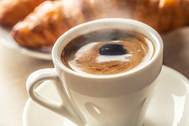 Tasse de café et croissants frais - petit déjeuner italien ou méditerranéen.