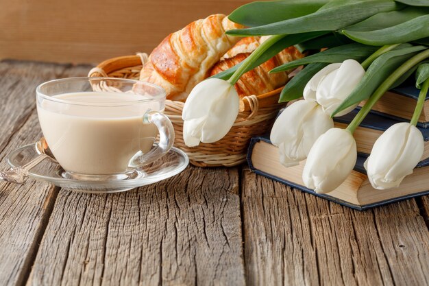 Tasse de café et croissants avec des livres