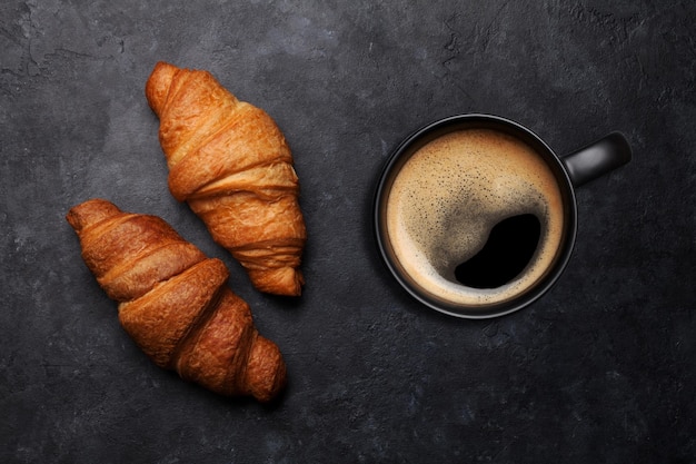 Tasse de café avec des croissants