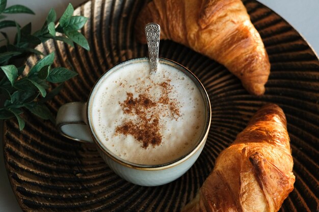 Tasse à café avec croissants