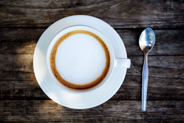 Tasse à café et cuillère sur bois.