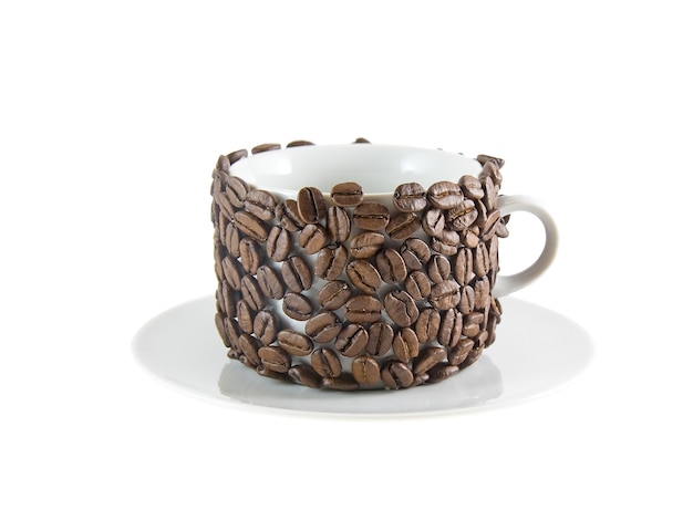 La tasse de café et la cuillère, décorée de grains de café. Isolé