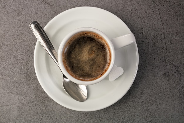 Tasse à café avec cuillère et sucre