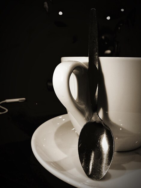 Photo une tasse de café et une cuillère sur la table.