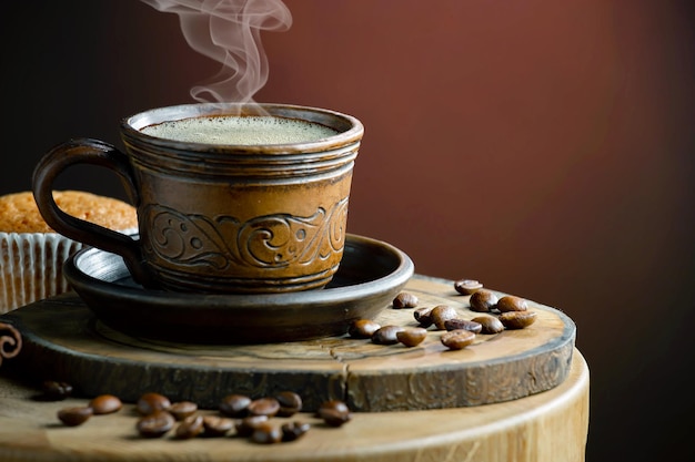 Une tasse de café avec une cuillère sur une table