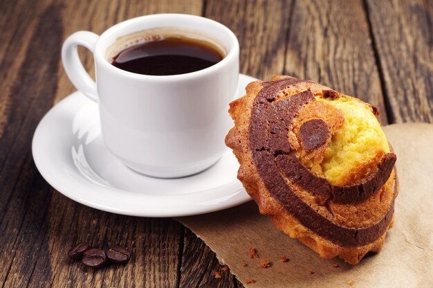 Tasse de café et cupcake sucré au chocolat