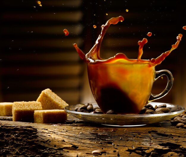 tasse de café dans un cadre rustique