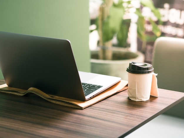 Une tasse de café dans un café confortable.