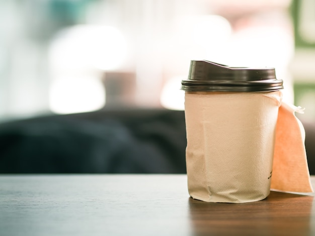 Une tasse de café dans un café confortable.