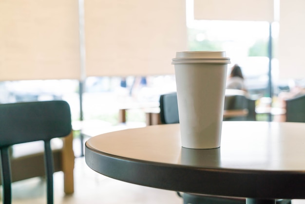 tasse à café dans le café