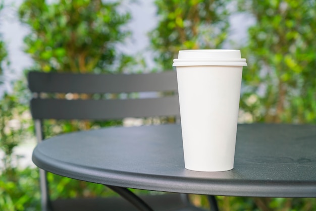 tasse à café dans le café