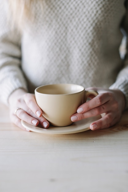 Tasse à café dans les mains des femmes