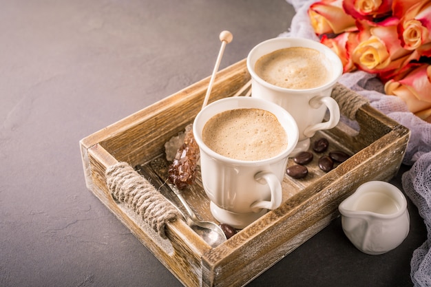 Tasse de café dans un plateau en bois vintage