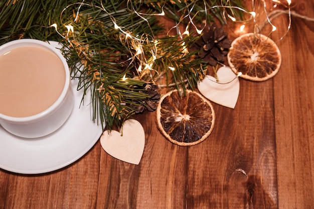 Tasse de café avec décoration de Noël.