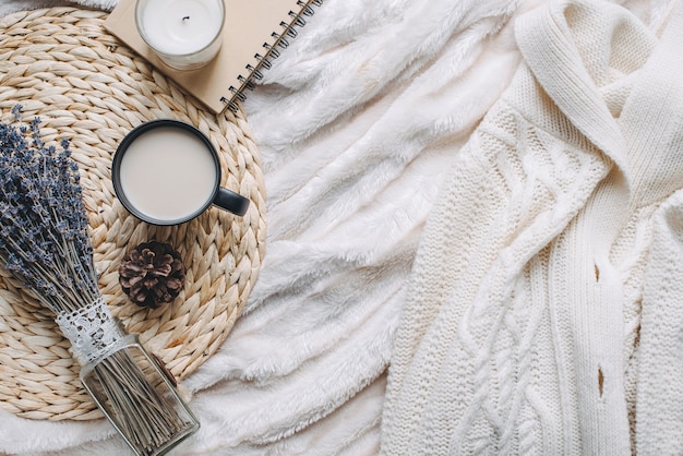 Tasse avec café et décoration sur plateau