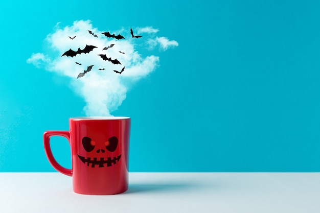 Tasse de café avec des décorations de chauves-souris d'Halloween