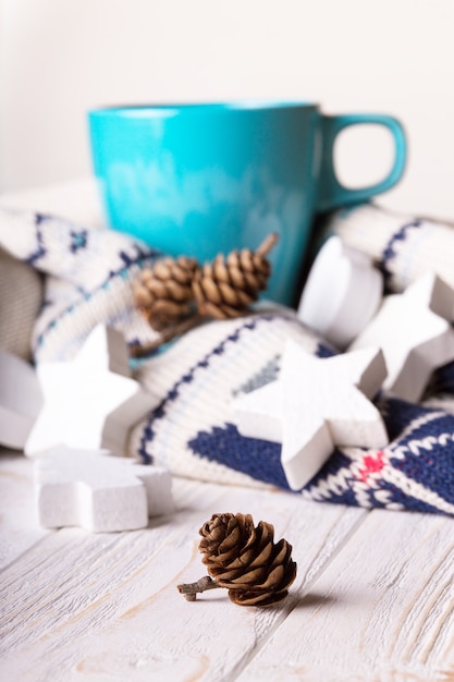 Tasse de café et décorations de Noël et bosses au premier plan