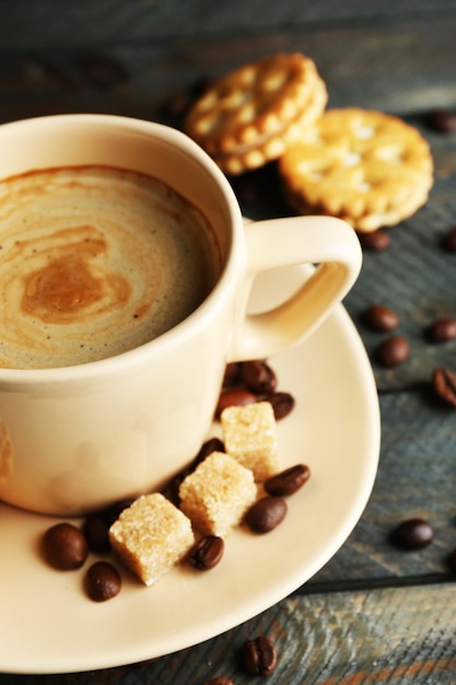 Une tasse de café et de délicieux biscuits sur fond de bois