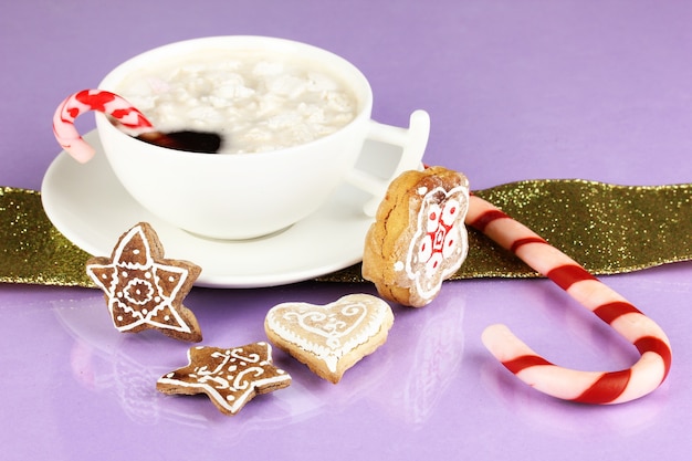 Tasse de café avec douceur de Noël sur fond violet